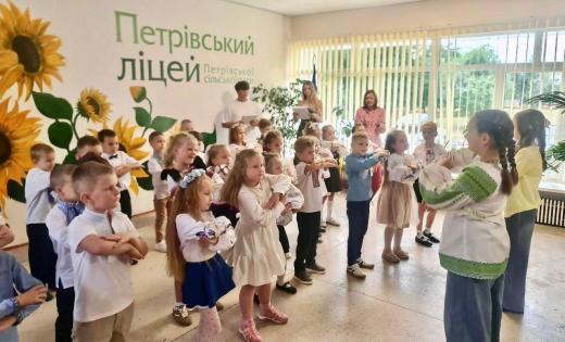 Попри масовані атаки та неспокійну ніч педагогам Петрівської громади вдалося продумати й обрати безпечний формат, щоб школи вчора зустріли своїх першокласників.