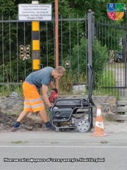 Розпочали реконструкцію перехрестя вулиць Свято-Покровської, Соборної та Шевченка у центрі Нових Петрівець.