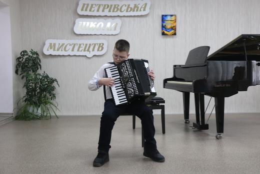 25 лютого у Петрівській школі мистецтв відбувся концерт, присвячений річниці повномасштабного вторгнення на територію України — «Незламна стійкість».