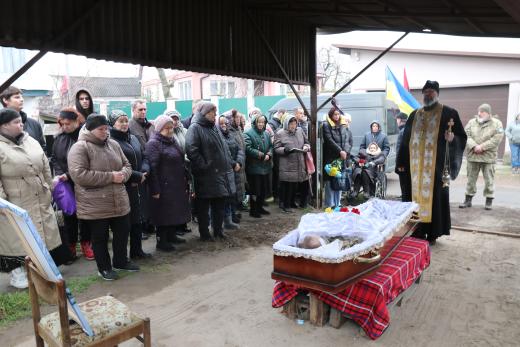 Сьогодні громада провела в останню путь Захисника України Лапоногу Олександра Миколайовича
