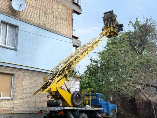Розпочато ремонт даху багатоквартирного будинку, що постраждав унаслідок ворожої атаки БПЛА